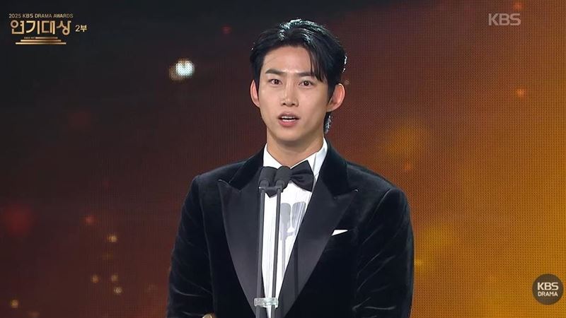 玉澤演跨年夜奪獎　台上公開未婚妻名字