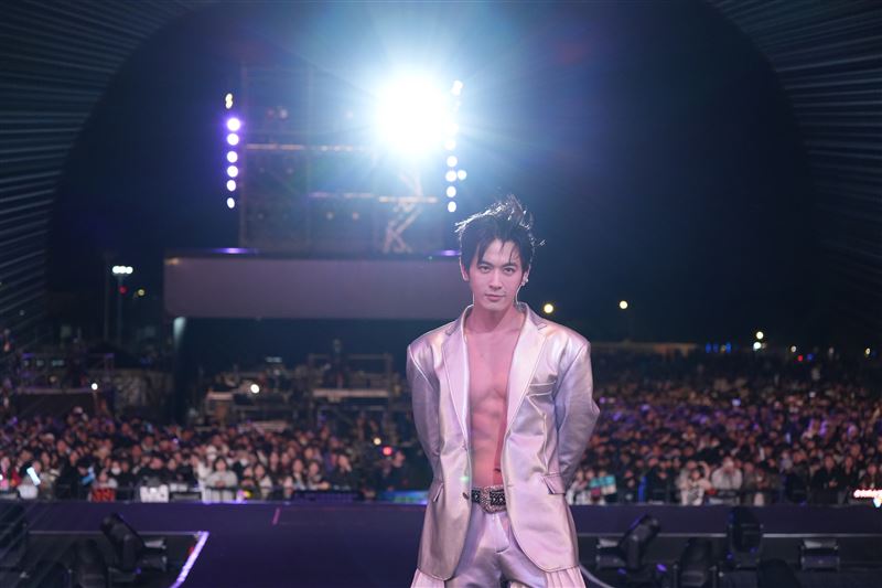 小樂炸出超狂冰塊腹肌