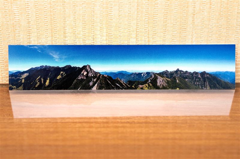 行政院長卓榮泰今（31）日指出，行政院此次寄給國際友人們的2026新年賀卡，以「台灣最美聖稜線」為主題。(圖/翻攝卓榮泰臉書)