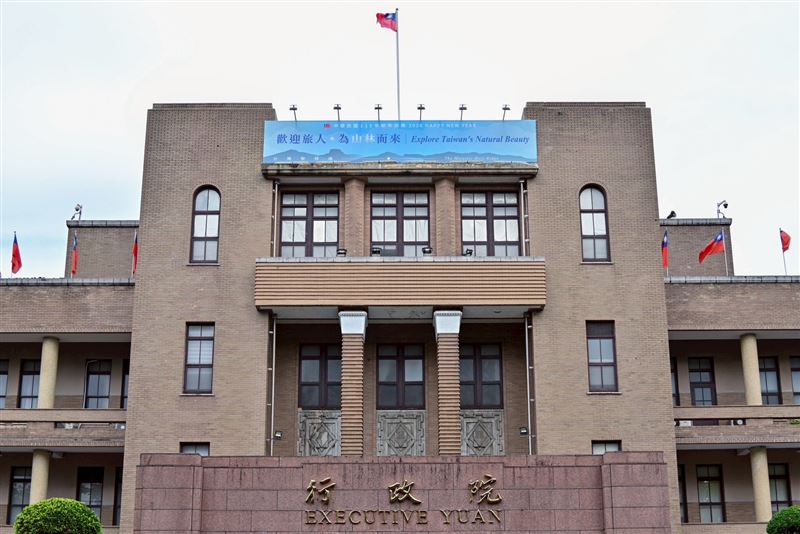 行政院長卓榮泰今（31）日指出，行政院此次寄給國際友人們的2026新年賀卡，以「台灣最美聖稜線」為主題。(圖/翻攝卓榮泰臉書)