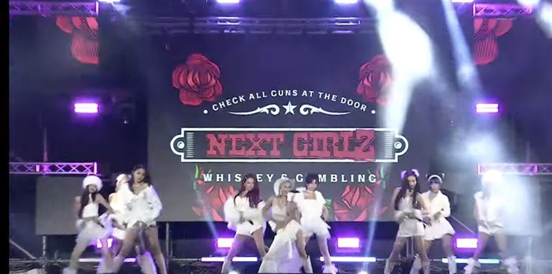 台中麗寶樂園跨年晚會迎來2025年最後一晚高潮時刻，女團HUR+壓軸登場瞬間點燃全場。（圖／翻攝自台中麗寶跨年｜三立新聞網 YT）