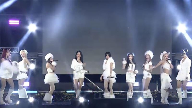 HUR+性感又帶勁的演出風格，讓台下觀眾尖叫連連，手機全舉高捕捉每個瞬間。（圖／翻攝自台中麗寶跨年｜三立新聞網 YT）