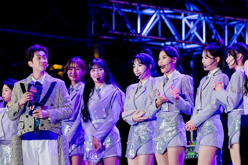 林浠（右三）以一口流利客語和台下觀眾互動。（圖／年代電視提供）