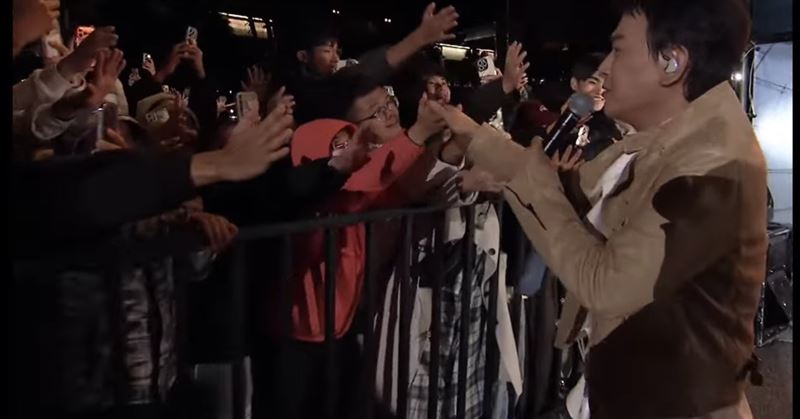 王識賢演唱過程下台與粉絲們互動，讓粉絲非常感動。（圖／翻攝自台中麗寶跨年｜三立新聞網 YT）