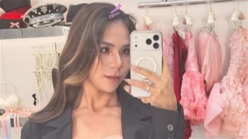 跨年大解放脫了　蕾菈馬甲裝上半身全看光