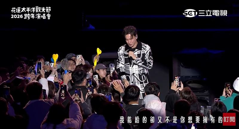 李聖傑走下台親民和粉絲互動