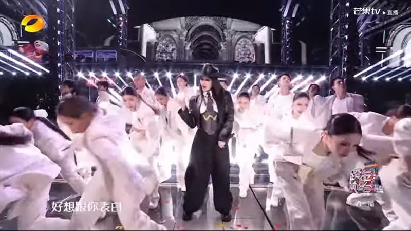 蕭亞軒穿著黑色西裝和舞群又唱又跳,寶刀未老。(圖/翻攝自湖南衛視YT)