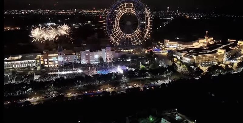 王識賢與美秀集團齊聚舞台,帶領觀眾進入最後10秒倒數,隨著「3、2、1」聲響起,煙火點亮夜空,萬人同聲呼喊新年快樂,氣氛既熱血又感性。(圖/翻攝自台中麗寶跨年|三立新聞網 YT)