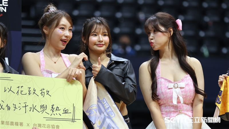 PS女孩韓籍成員JJUBI、金渡兒相約元旦看日出。（圖／記者劉彥池攝影）