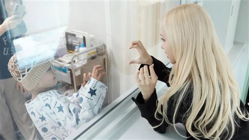 Rosé探訪病童！隔玻璃比愛心惹哭200萬人