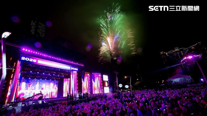 2026年台北1016分鐘煙火秀主題《我們的世代 Gen. TAIWAN》共五大作品，且台北101董事長賈永婕特別強調今年採用低煙煙火，降低煙霧逸散，讓民眾看得目不轉睛。（圖／記者鄭孟晃攝影）