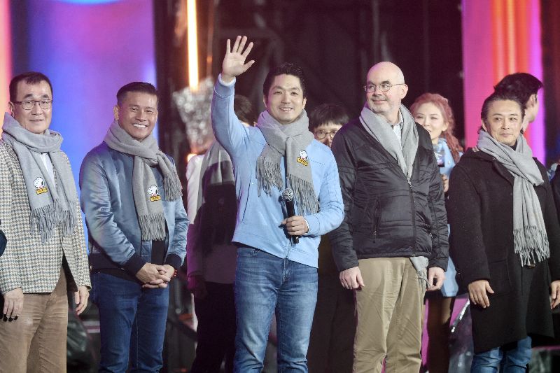 「台北最High新年城-2026跨年晚會」2025年12月31日晚上登場，台北市長蔣萬安（中）在2025年最後時刻，也到場與民眾一同倒數跨年。（圖／中央社）