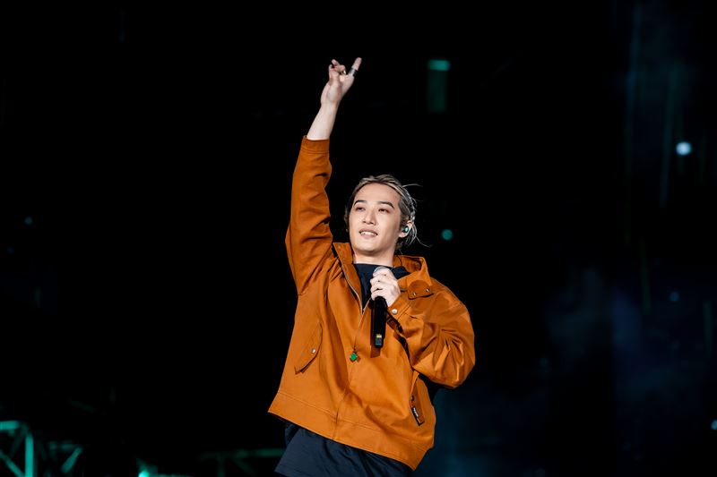 熊仔在高雄跨年展現極致快嘴。（圖／年代電視提供）