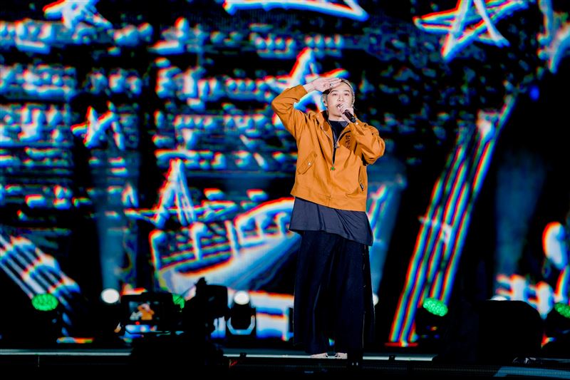 熊仔致敬已故藝人曹西平。（圖／年代電視提供）