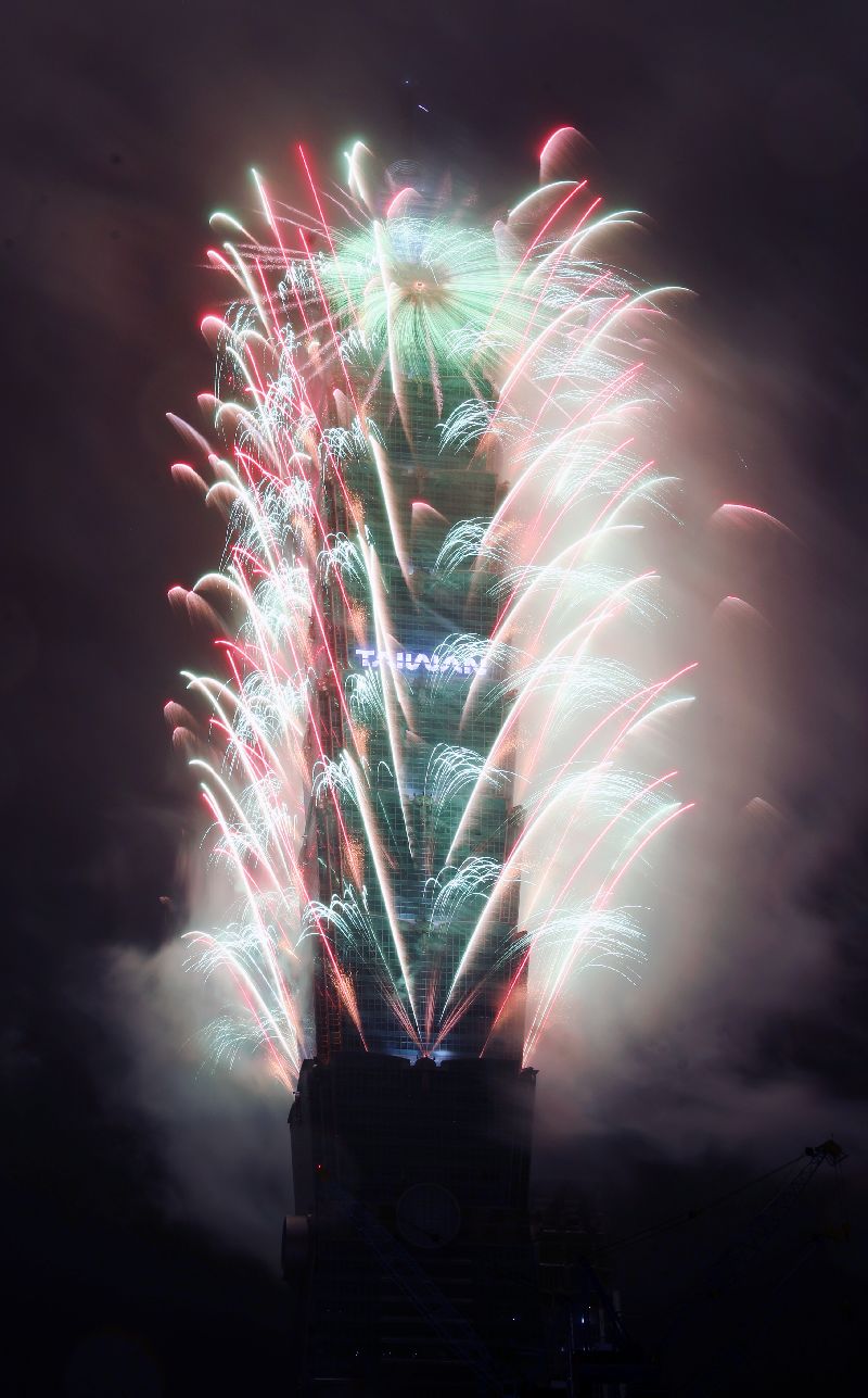 台北101跨年煙火秀已是不少人每年歲末年終、迎新送舊時的關注焦點，2026年的精彩展演長達6分鐘，結合5大主題章節與專屬配樂，陪伴民眾一同歡迎嶄新年度到來。（圖／中央社）