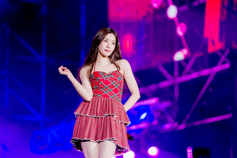 權恩妃把跨年當演唱會賣力演唱。（圖／年代電視提供）