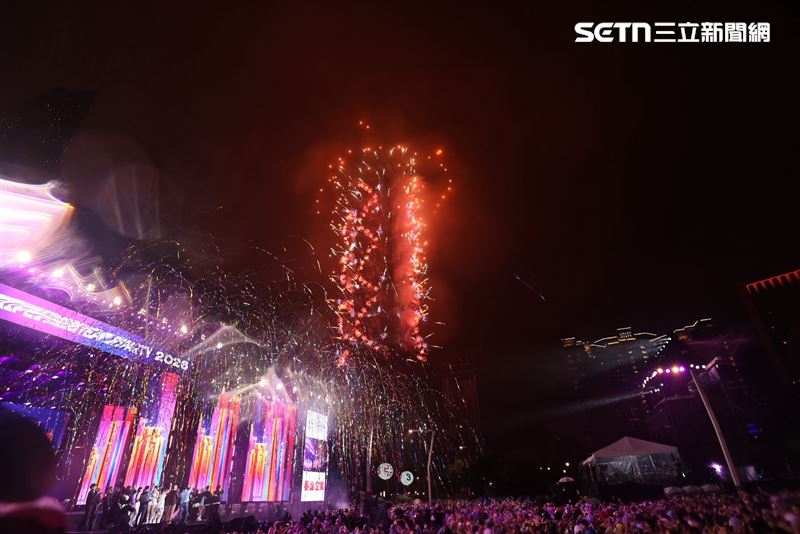 近日有網友在&nbsp;PTT&nbsp;板上提問，提到臺北101於2004年完工啟用，跨年煙火也從同一年開始施放，因而好奇詢問：「那在101出現之前，大家以前都是怎麼跨年的？」（圖／記者鄭孟晃攝影）