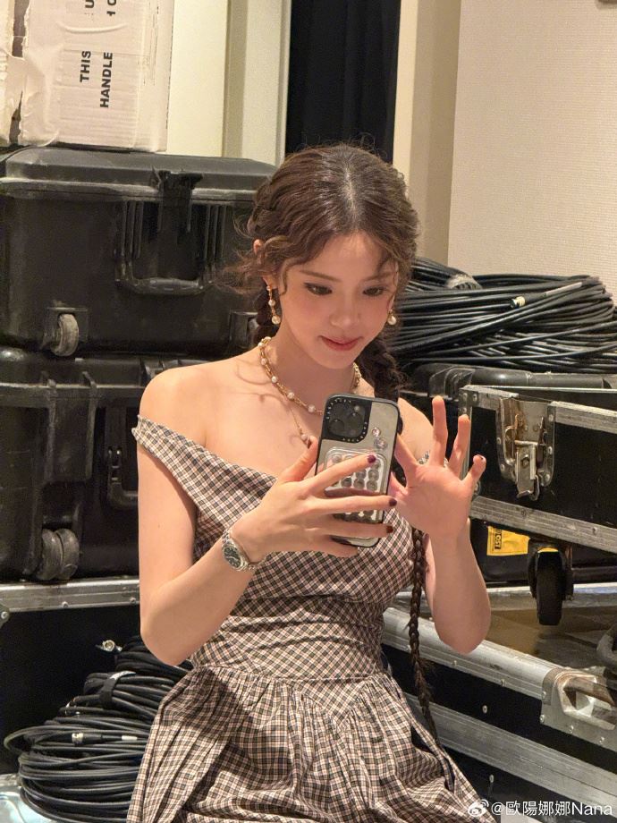 歐陽娜娜多才多藝，餐與設計這次演出的妝容和造型。（圖／翻攝自歐陽娜娜微博）