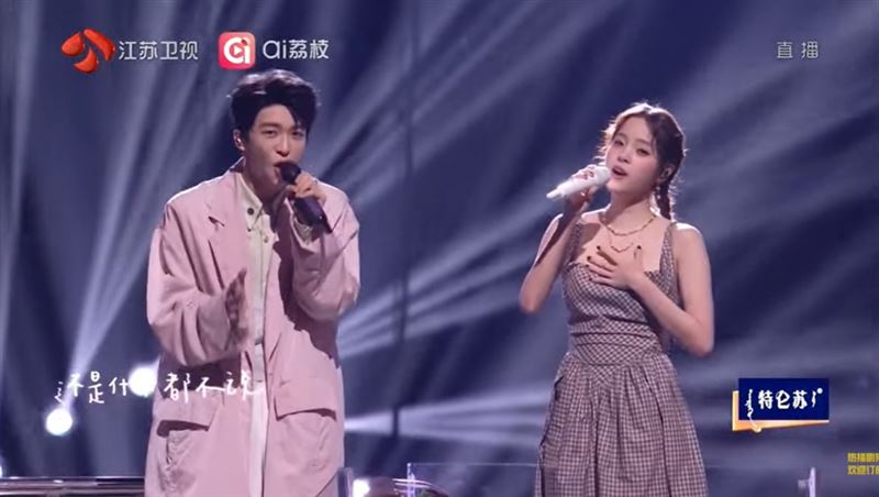 歐陽娜娜江蘇跨年與黃子弘凡合唱《我的愛沒前奏》，甜出新高度。（圖／翻攝自江蘇衛視YT）