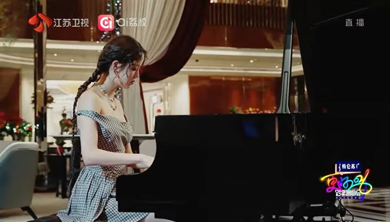 歐陽娜娜今年跨年演出雖然沒有演奏樂器，不過在入場前導片中，仍秀了一段鋼琴。（圖／翻攝自江蘇衛視YT）