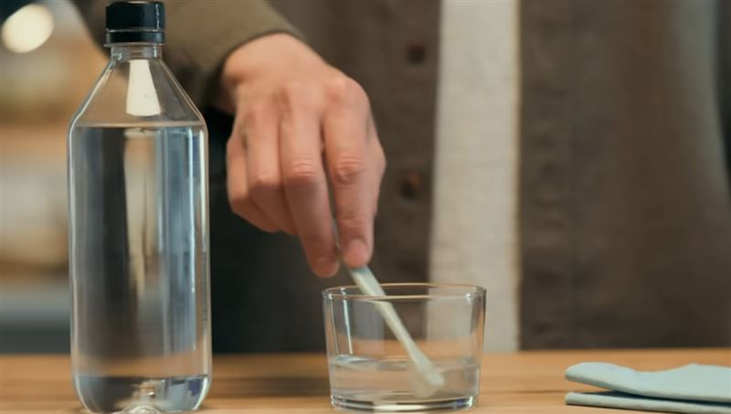 要清洗AirPods，需準備卸妝水、蒸餾水、軟毛牙刷、擦乾用紙巾。（圖／翻攝自YT@Apple Support）