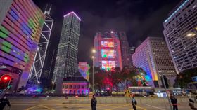 宏福苑奪命大火，香港今年跨年無煙火，改採中環燈光秀齊倒數。（圖／翻攝自X@hongkongmenking）