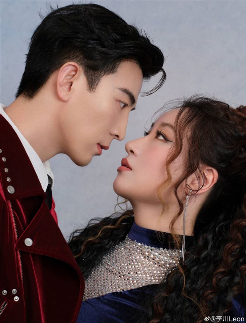 李川在跨年直播求婚女友。（圖／翻攝自微博）