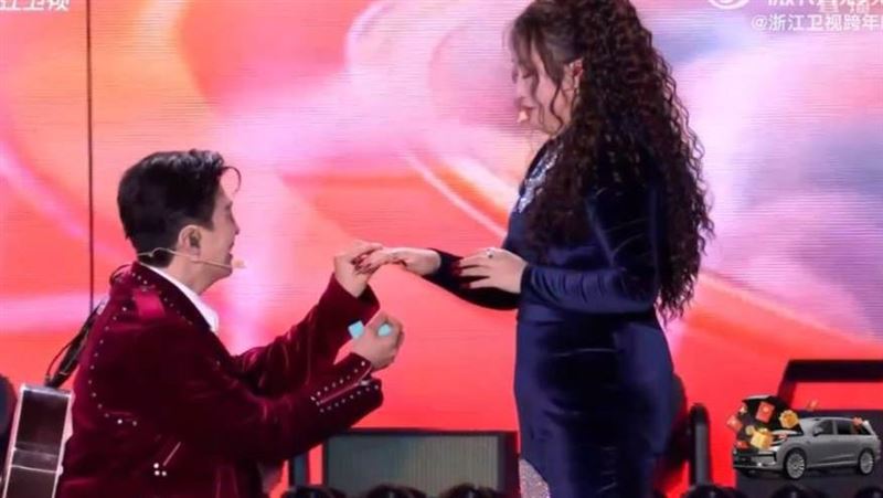 李川（左）在跨年直播求婚錘娜麗莎。（圖／翻攝自微博）