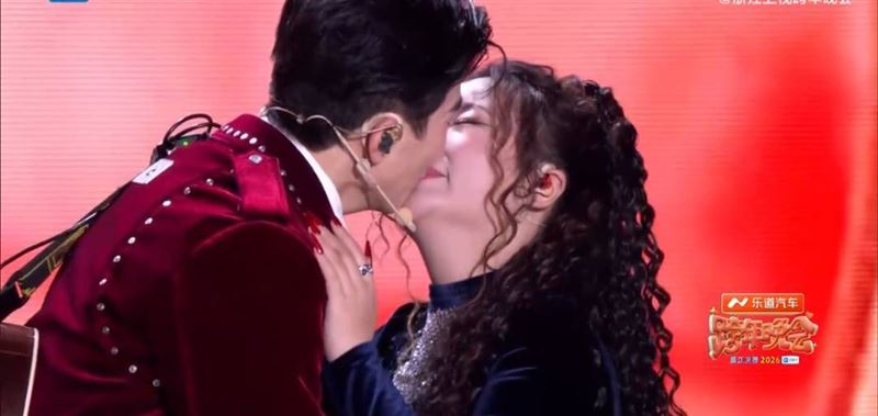 李川（左）爆哭親吻錘娜麗莎。（圖／翻攝自微博）