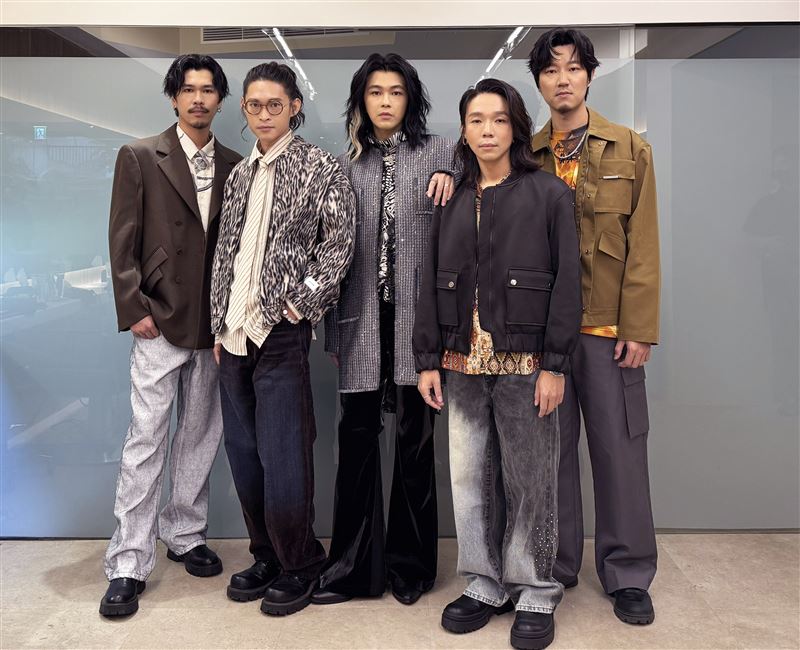 麋先生第一時間與告五人、宇宙人迎接新的一年。(圖/相信音樂提供)