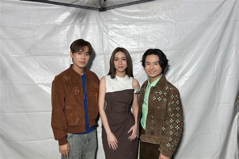 告五人有「雨團」之稱,與「晴男」宇宙人上演矛盾大對決。(圖/相信音樂提供)