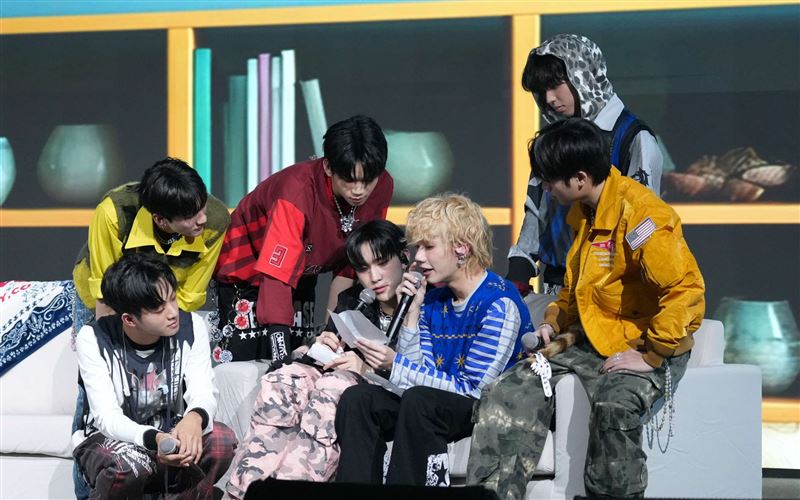 鈞嘉（右3）唸出給未來自己的信時忍不住落淚，團員紛紛上前安慰。（圖／So-net提供）