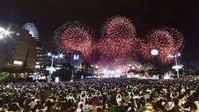 高雄跨年煙火 夢時代璀璨綻放（2）「2026雄嗨趴」高雄跨年晚會115年1月1日在時代大道舉行，凌晨時分施放跨年煙火，打造絢麗視覺盛宴。中央社記者董俊志攝 115年1月1日