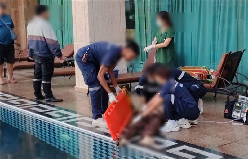 泰國一名人妻與丈夫大吵後，從25樓高空墜樓，救援小組獲報到場緊急急救。（翻攝臉書粉專อธิปบูรพา）