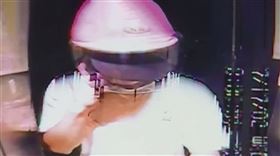 提款機監視器拍下沈男（圖）戴安全帽盜領的畫面，但錢女家屬及同事都無法指認其身分。（翻攝畫面）