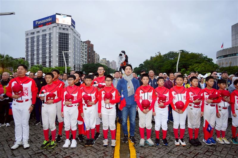 二寶、三寶缺席元旦升旗，蔣萬安獨自與東園國小少棒隊唱國歌。（圖／台北市政府提供）