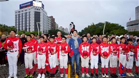 二寶、三寶缺席元旦升旗，蔣萬安獨自與東園國小少棒隊唱國歌。（圖／台北市政府提供） 