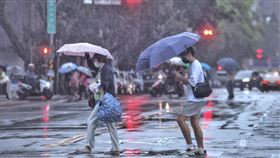 氣象署呼籲各地留意大雨成災中央氣象署23日發布基隆市、台北市、嘉義縣、台南市與新竹縣大雨特報；新北市、桃園市、台中市與南投縣豪雨特報；高雄市與宜蘭縣大豪雨特報；屏東縣、花蓮縣與台東縣超大豪雨特報，圖為台北市中正區雨中過街民眾。中央社記者王飛華攝　114年9月23日