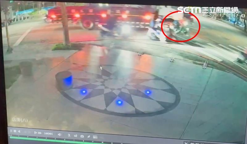 心碎跨年夜，台中祖孫3人騎車返家途中與大貨車碰撞，2孫目睹阿嬤慘死輪下。（圖／翻攝畫面）