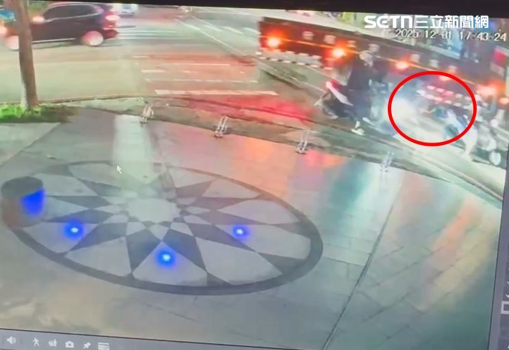 台中嬤騎車載2孫，與右轉大貨車發生碰撞，阿嬤慘遭輾斃、2孫幸運生還。（圖／翻攝畫面）