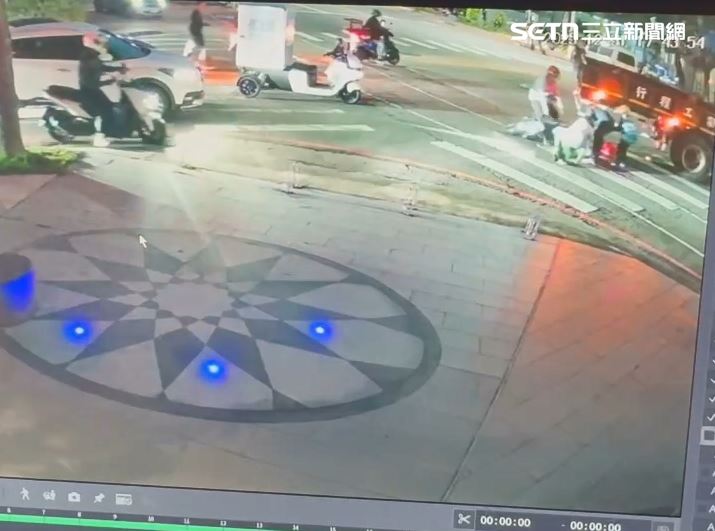 路過民眾見狀紛紛上前幫忙，但蔣婦因傷勢過重，送醫不治。（圖／翻攝畫面）