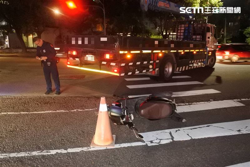 心碎跨年夜，台中祖孫3人騎車返家途中與大貨車碰撞，2孫目睹阿嬤慘死輪下。（圖／翻攝畫面）