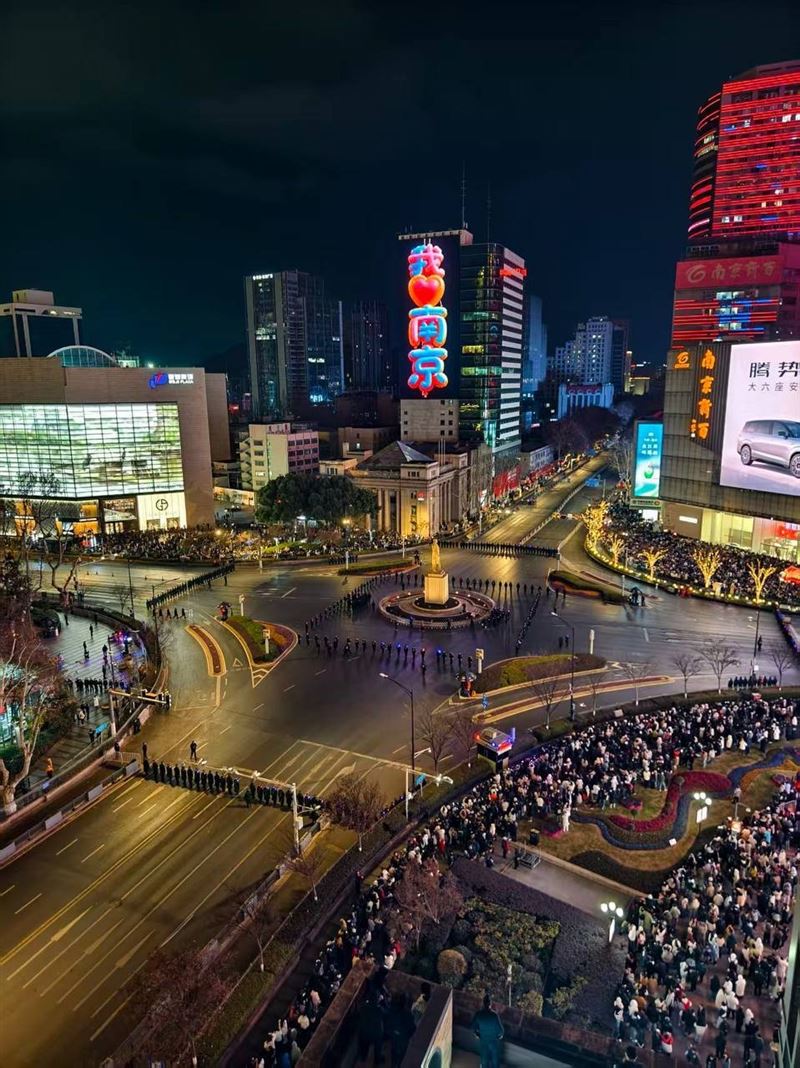 跨年夜，南京警察將孫中山銅像封鎖。（圖／翻攝自X平台 @whyyoutouzhele）