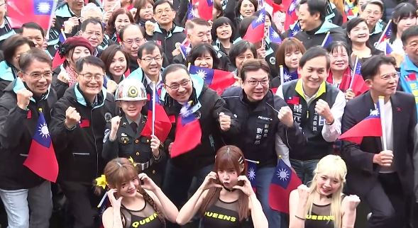 新北市元旦升旗活動,黃國昌、劉和然大合照時中間隔著葉元之(圖/翻攝畫面)