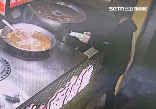 莊家班麻油雞景安店被人倒入芥末粉,警方循線逮捕25歲李姓男子。(圖/翻攝畫面)