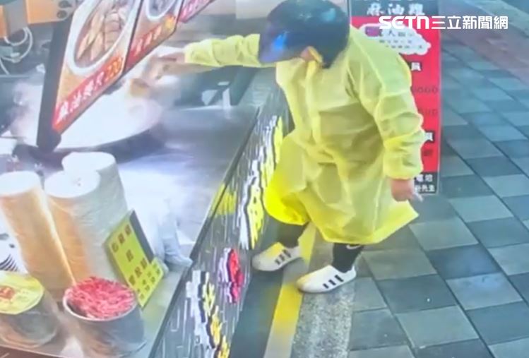 莊家班麻油雞淡水店被人倒入2號砂糖,警方循線逮捕22歲江姓男子。(圖/翻攝畫面)