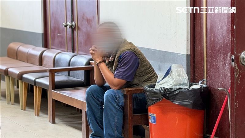 李姓駕駛抵達殯儀館,一身疲憊看得出昨晚沒睡好,滿臉寫著自責,坐在椅子上雙手交疊緊握,時不時摀住嘴巴,嘴裡念念有詞。(圖/記者簡榮良攝影)