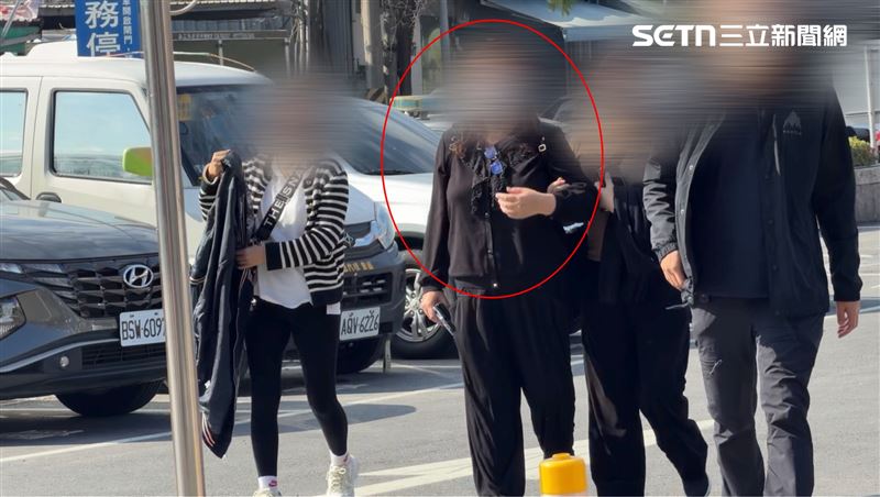 心頭肉變成怎樣,母親實在不敢看,照片也不行,要2人攙扶才能勉強行走。(圖/記者簡榮良攝影)