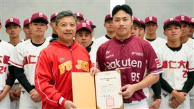 樂天桃猿許賀捷回饋輔大。（圖／喬吉運動提供） 