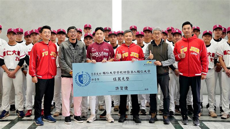 樂天桃猿許賀捷回饋輔大。（圖／喬吉運動提供）